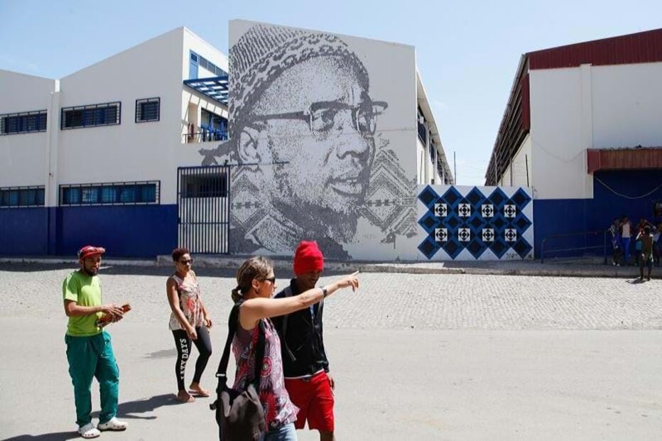 ace dAmílcar Cabral esculpida nas paredes de uma escola secundária pelo artista português Alexandre Farto