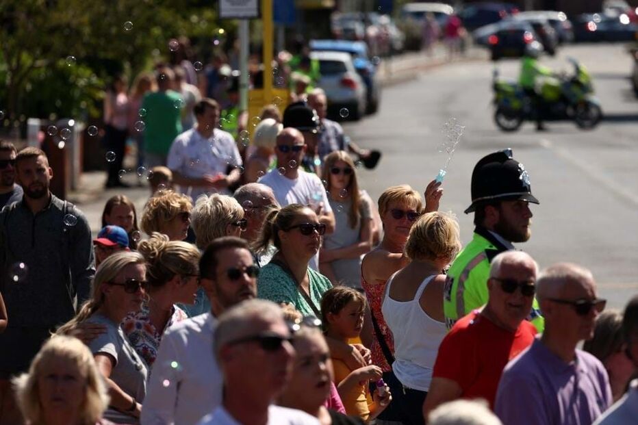 Multidão acompanhou funeral de Alice