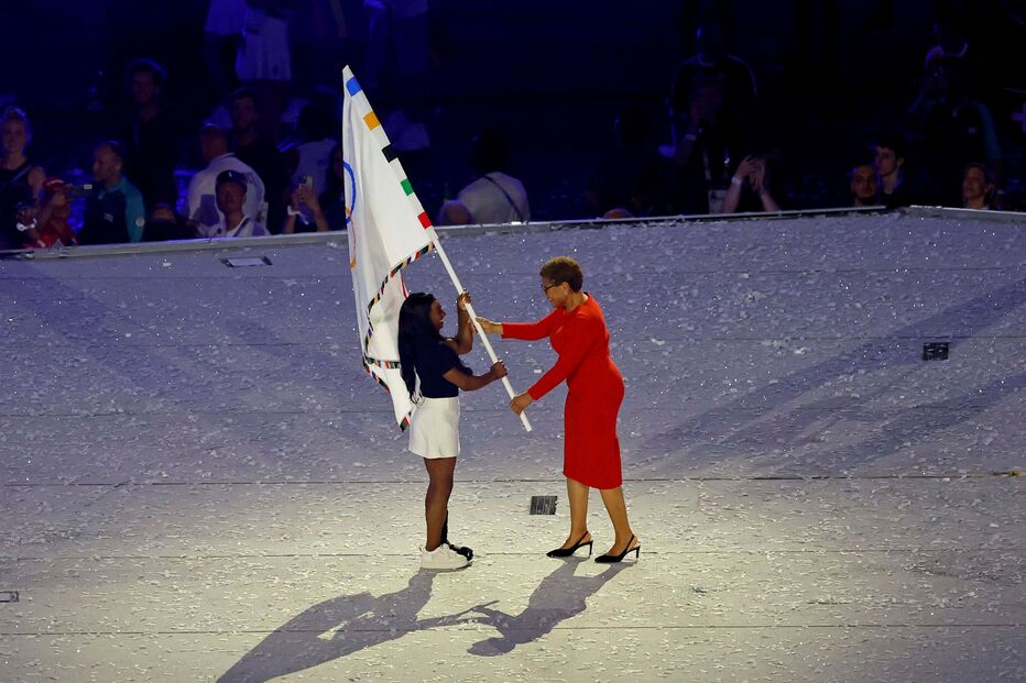 Karen Bass, autarca de Los Angeles, entrega bandeira dos Jogos Olímpicos a Simone Biles