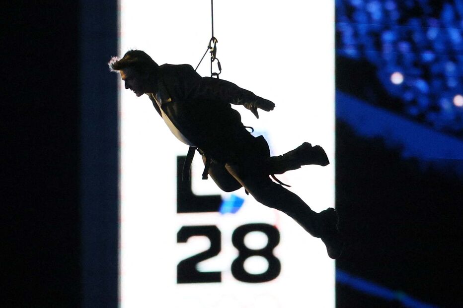 Tom Cruise de mota na cerimónia de encerramento dos Jogos Olímpicos	