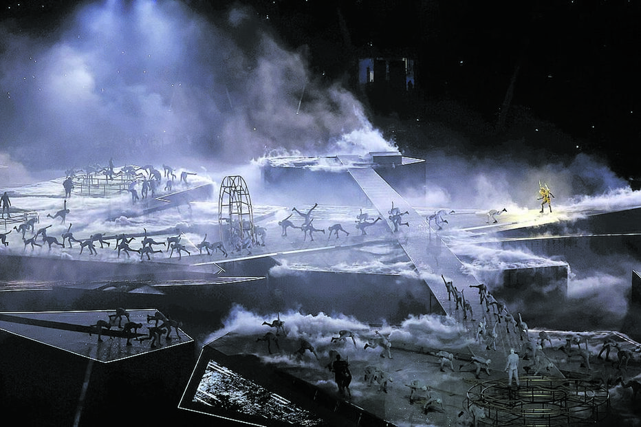 Mais de 100 artistas participaram ontem na cerimónia de encerramento, entre músicos, acrobatas e dançarinos, num palco com o formato do mapa-mundo.