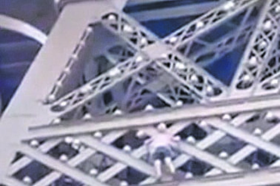 Homem de tronco nu detido ao tentar subir a torre.