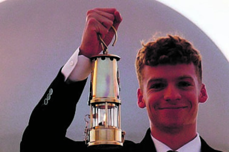 Léon Marchand carrega a chama olímpica.