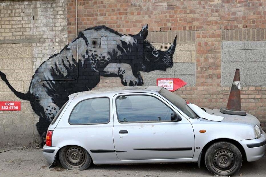 Em Charlton, foi pintado um rinoceronte numa parede 