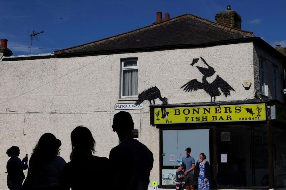 No bairro de Walthamstow, foram pintadas duas cegonhas na parede de um restaurante