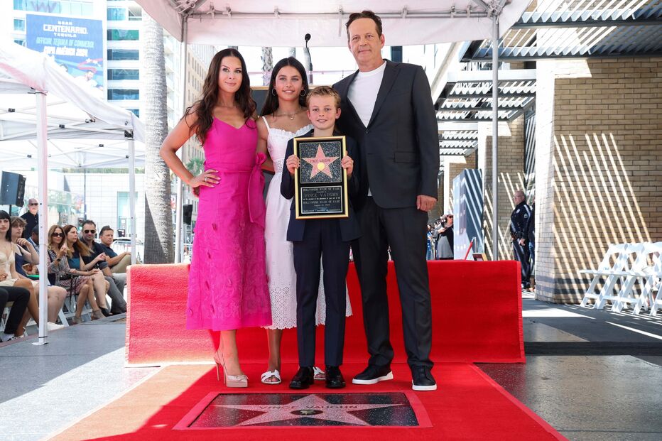 Vince Vaughn com a mulher, Kyla Weber, e os filhos, Locklyn e Vernon, durante a cerimónia no Passeio da Fama, em Hollywood