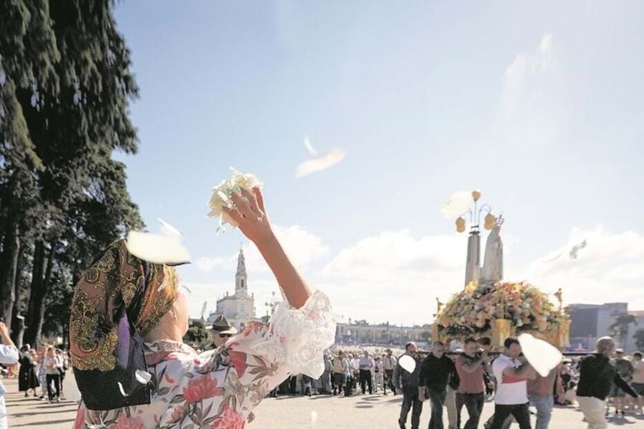 No andor de Nossa Senhora de Fátima, o branco dos cravos e das rosas foi substituído pelo colorido das flores campestres