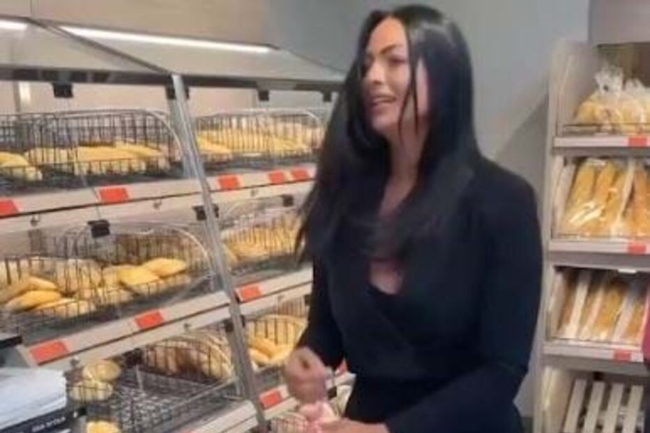 Influencer deixa cuecas usadas na padaria de supermercado e revolta internautas