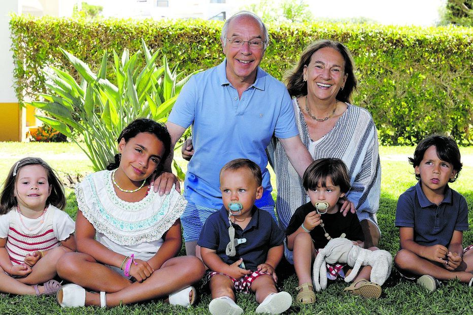 Luís Marques Mendes com a mulher, Sofia, e cinco dos seis netos