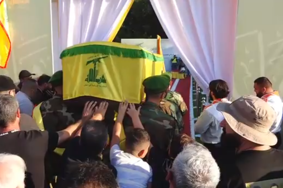 Disparos de metralhadora, dança e foguetes: A reportagem do CM sobre o funeral do Hezbollah 
