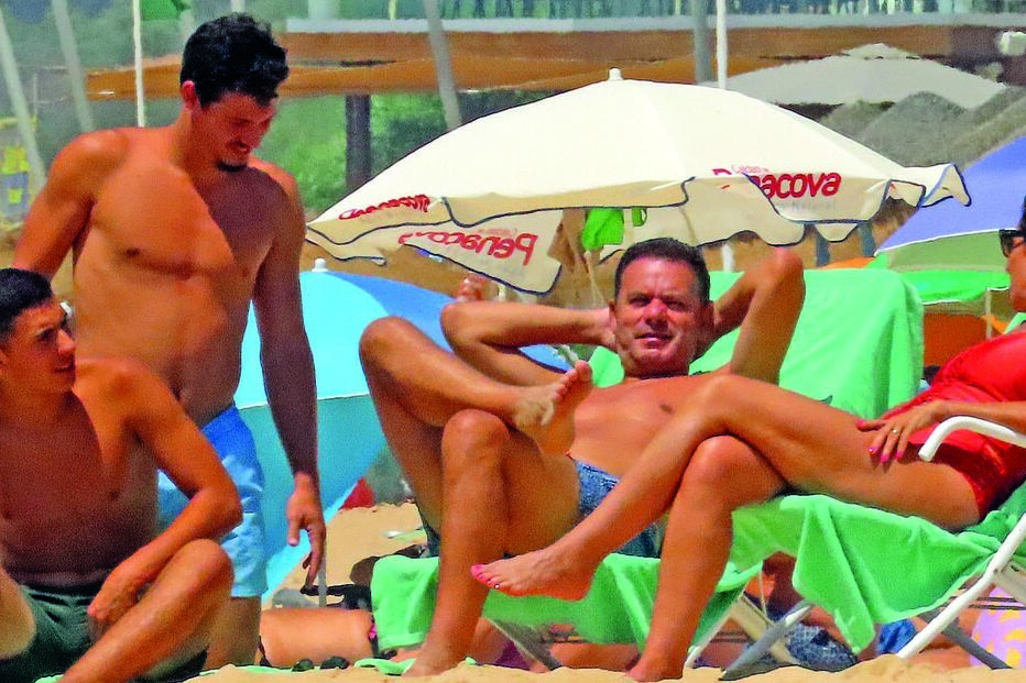 Num retrato de família perfeito, Luís Montenegro mostrou-se relaxado e bem-disposto enquanto conversava com a mulher, Carla,  e os filhos, Hugo e Diogo, na praia do Ancão, no Algarve, o local escolhido para passar as suas férias de verão 