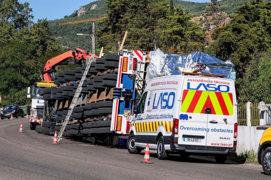 Camião tomba na EN10 em Setúbal