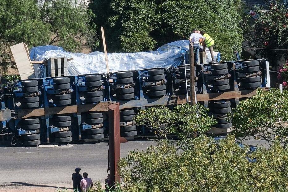 Camião tomba na EN10 em Setúbal