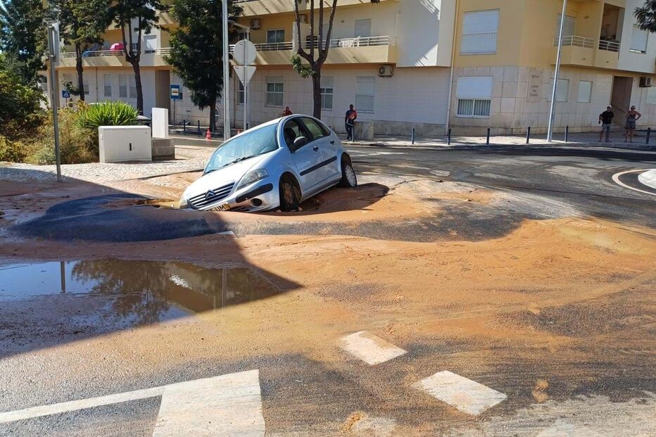 Carro fica preso em buraco em estrada em Faro