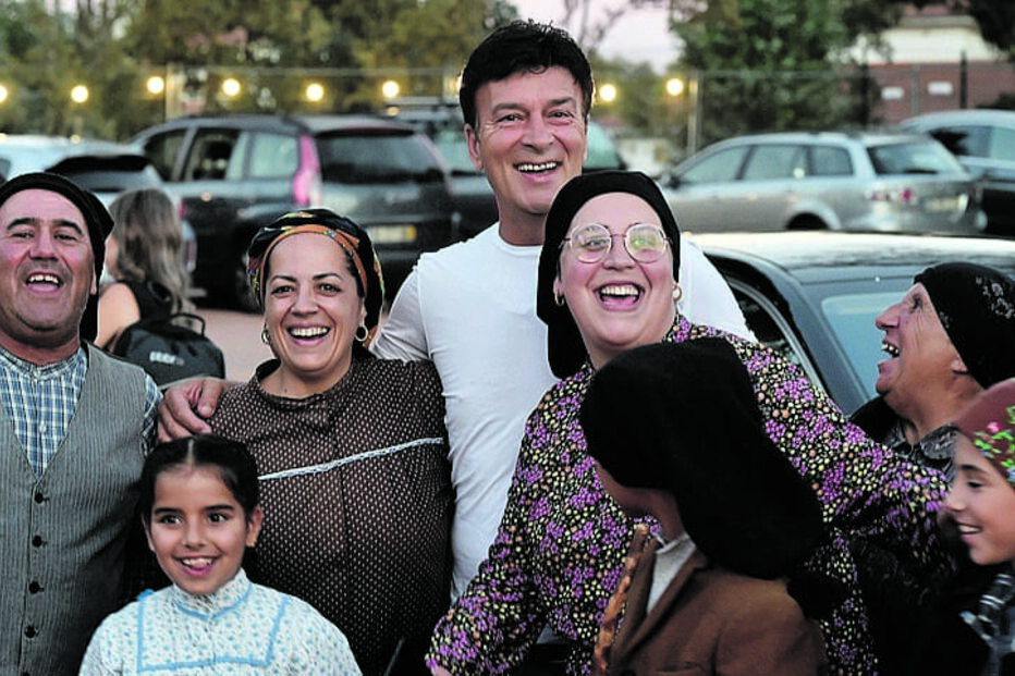 Tony Carreira foi recebido por muitos fãs, que quiseram tirar uma foto, à chegada ao recinto do evento 