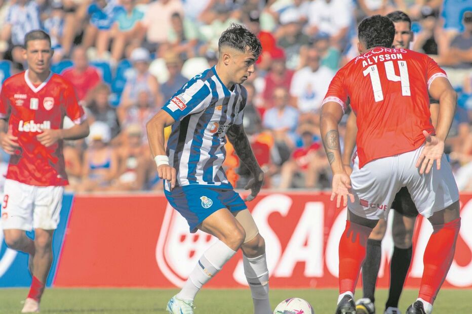 Iván Jaime e Alysson em duelo, no jogo na ilha de São Miguel 