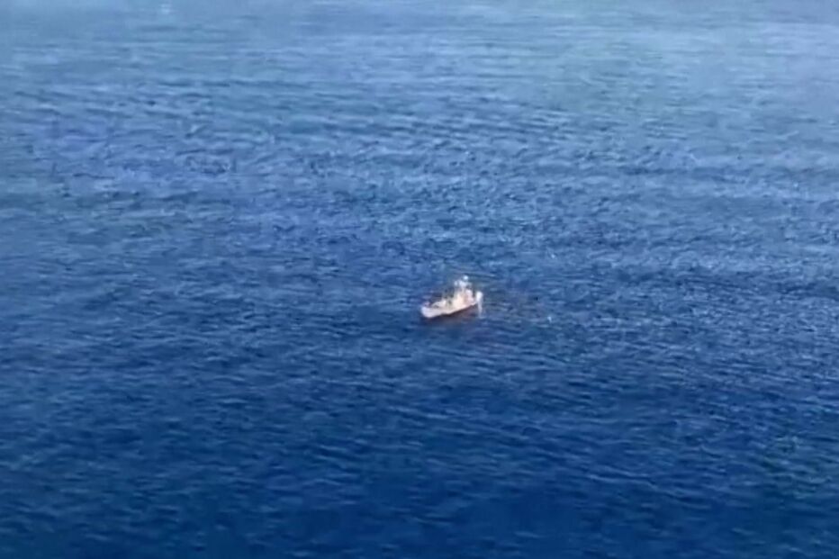 Um morto e seis desaparecidos em naufrágio de veleiro com 22 pessoas a bordo ao largo da Sicília