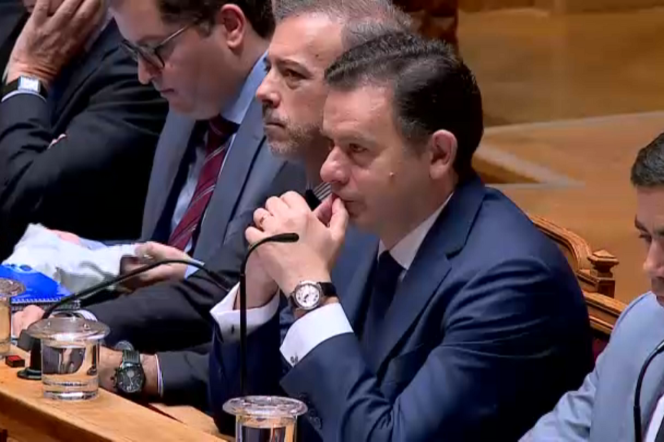 Governo procura onze chefes para o Estado