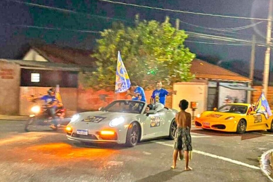 Desfile de carros do candidato João Pinheiro