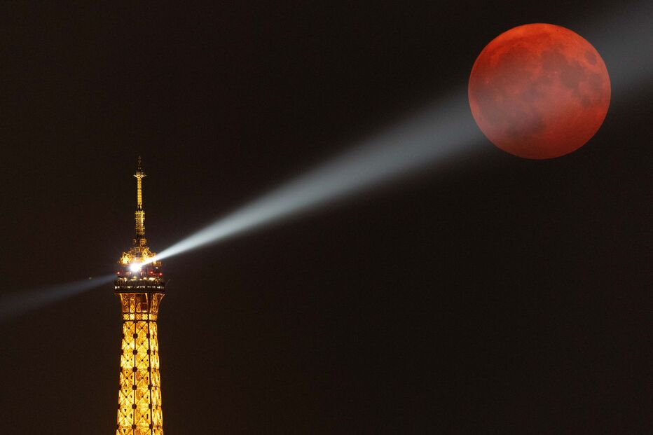 Super lua em Paris, França. Aspeto avermelhado é comum no fenómeno.