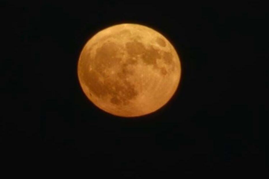 Super Lua em Armação de Pêra, Portugal.