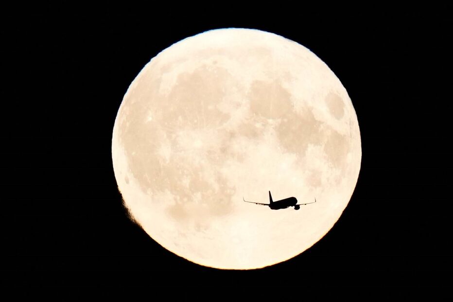 Super Lua na Dinamarca. Lua parece cerca de um sétimo maior que o normal.
