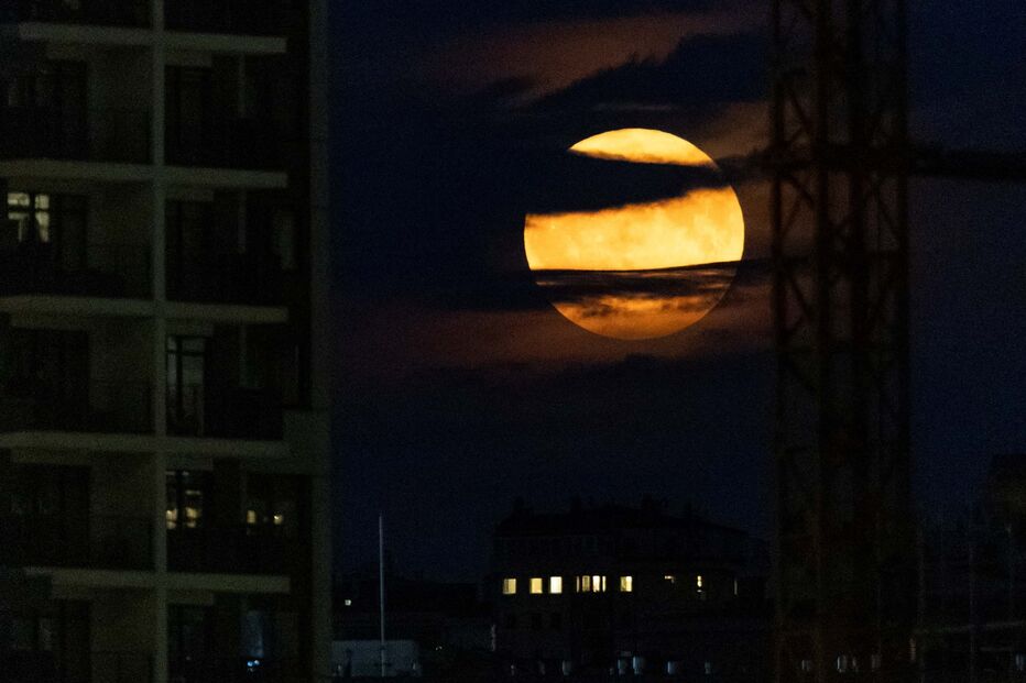 Super Lua entre prédios em Belgrade, Sérvia.