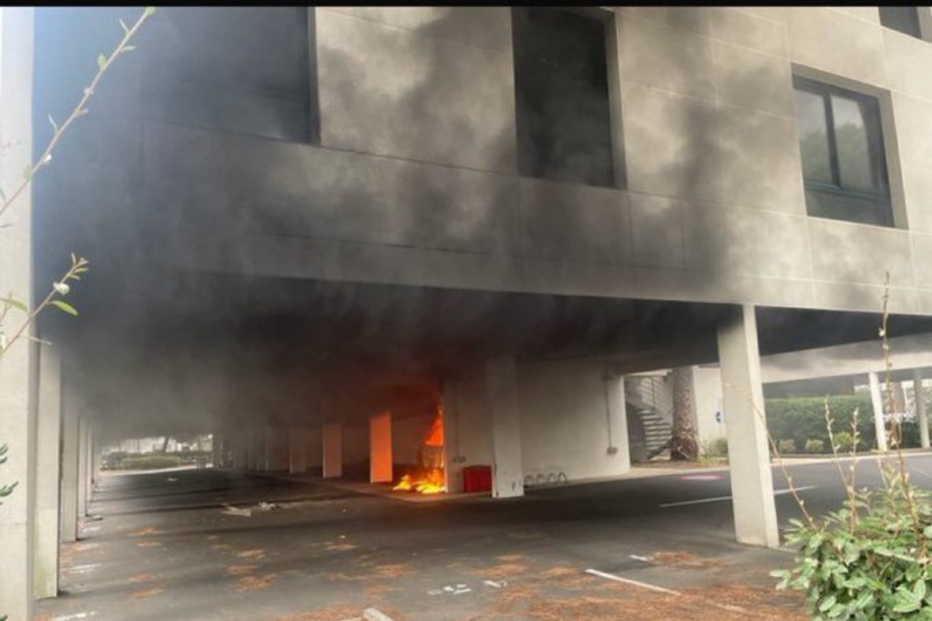 Carros incendiados em França