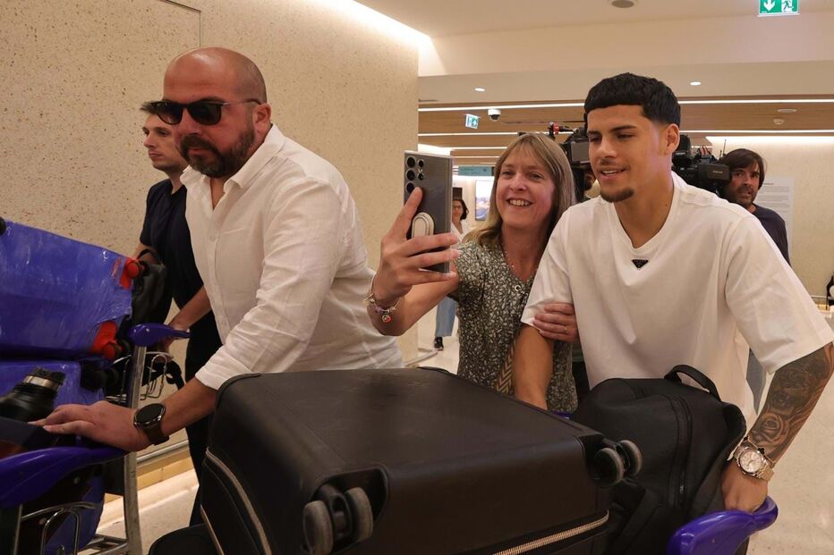 Maxi Araújo, reforço do Sporting, chega ao aeroporto de Lisboa