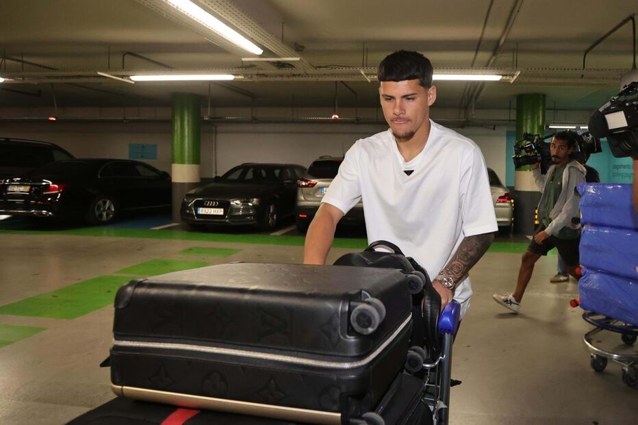 Maxi Araújo, reforço do Sporting, chega ao aeroporto de Lisboa