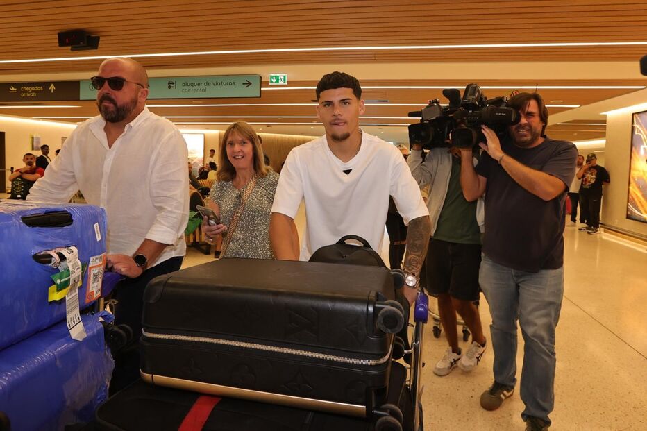 Maxi Araújo, reforço do Sporting, chega ao aeroporto de Lisboa