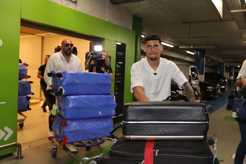 Maxi Araújo, reforço do Sporting, chega ao aeroporto de Lisboa