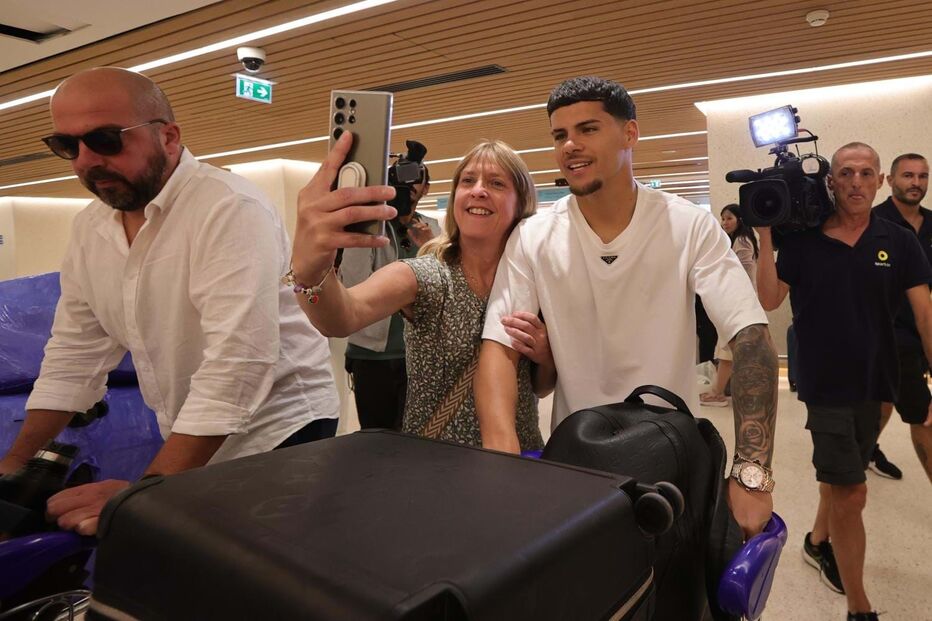 Maxi Araújo, reforço do Sporting, chega ao aeroporto de Lisboa