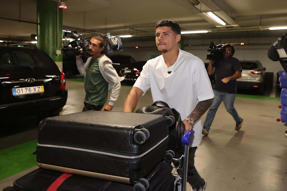 Maxi Araújo, reforço do Sporting, chega ao aeroporto de Lisboa