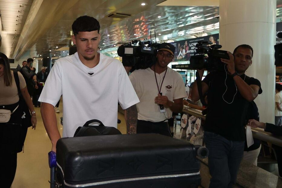 Maxi Araújo, reforço do Sporting, chega ao aeroporto de Lisboa