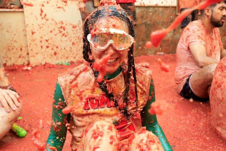 ‘La Tomatine’ reúne milhares de pessoas nas ruas de Buñol 