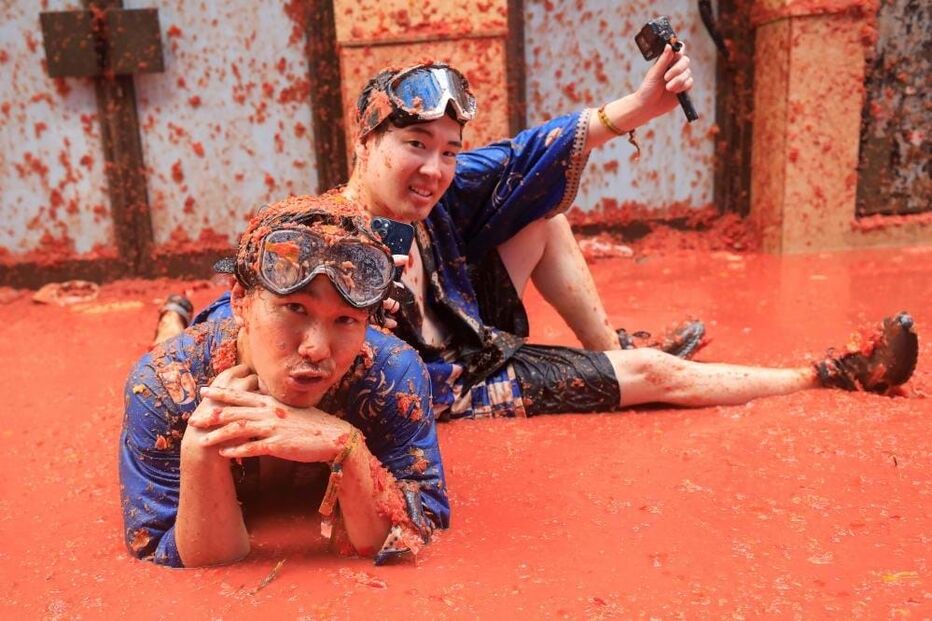 ‘La Tomatine’ reúne milhares de pessoas nas ruas de Buñol 