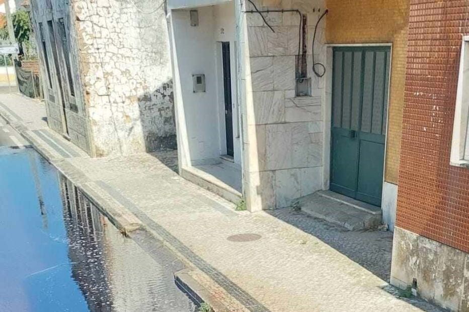 Tanque implode e liberta mais de 30 mil litros de vinha para a EN118 em Alpiarça