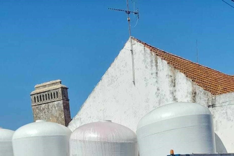 Tanque implode e liberta mais de 30 mil litros de vinha para a EN118 em Alpiarça