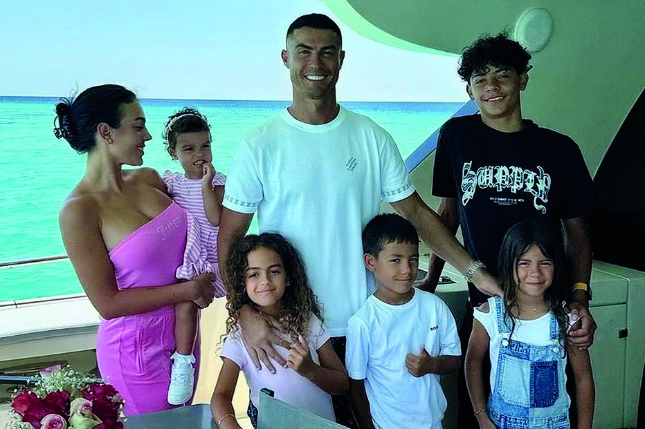 Cristiano Ronaldo, Georgina Rodríguez e os cinco filhos