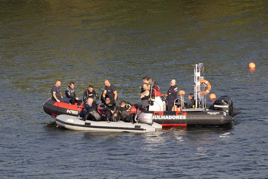Turma do 12° ano do curso de informática de Vila Nova de Gaia chora morte de dois colegas em tragédias