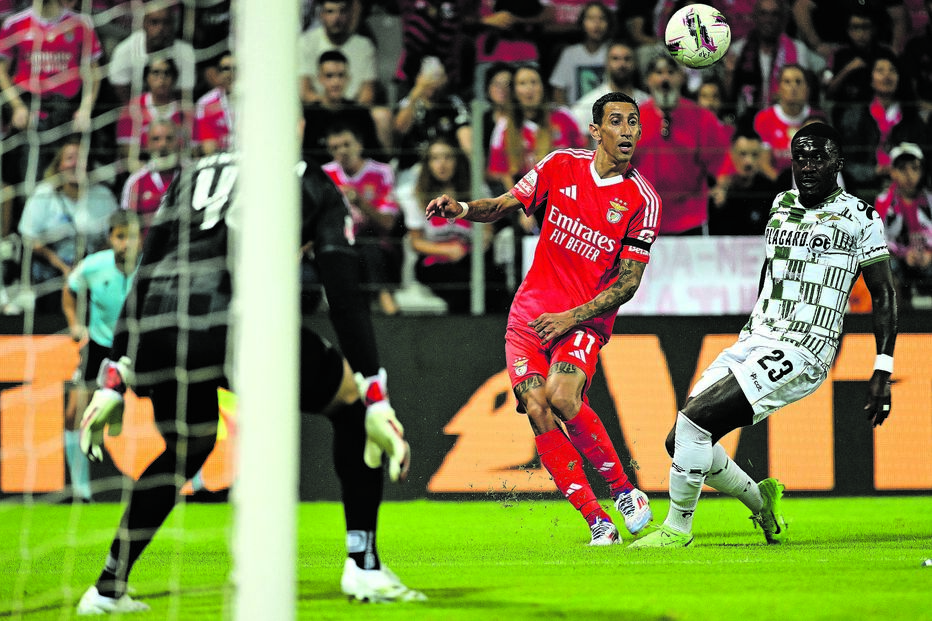 Di María cruza perante oposição de Frimpong