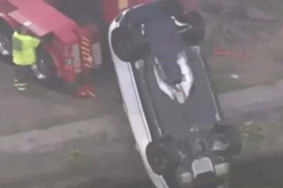 Carro cai ao rio enquanto casal fazia sexo dentro do veículo