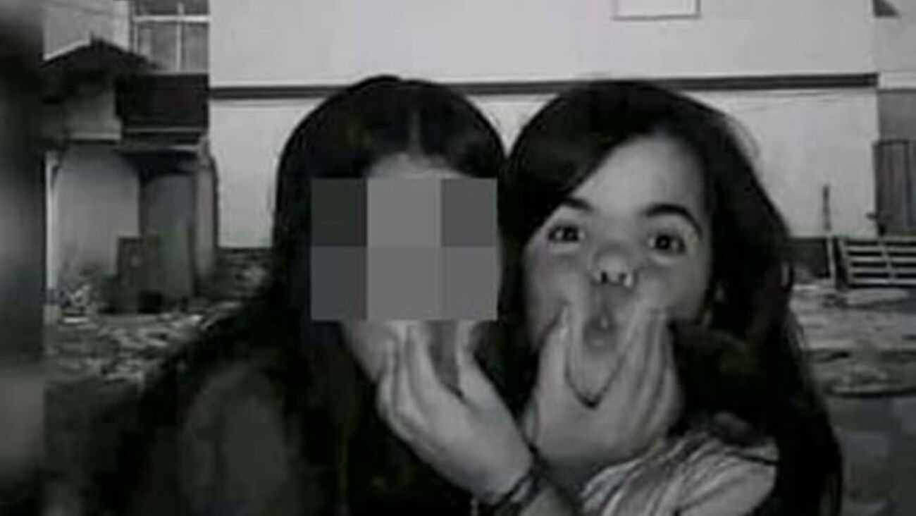 Lara (à dir.) com a irmã que a matou