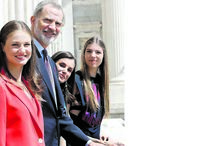 Leonor com os pais, Felipe VI e Letizia, e a irmã, a infanta Sofia