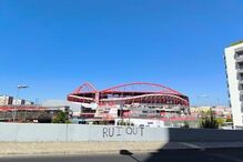 Tarja junto ao estádio do Benfica deixa recado a Rui Costa