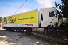 Idoso ferido em colisão entre carro e camião na EN109 em Vagos