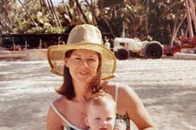 Nicole com a mãe, quando era bebé