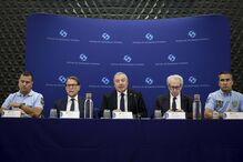 O representante da GNR, Coronel Clara da Fonseca, o diretor da Policia Judiciária, Luís Neves, o secretário-geral adjunto do SSI, Manuel Vieira, o diretor-geral dos serviços prisionais, Rui Abrunhosa Gonçalves e o representante da PSP, Superintendente Rodrigues dos Santos, durante a conferência de imprensa do SSI (Sistema de Segurança Interna) sobre as diligências efetuadas na sequência da evasão de cinco reclusos do Estabelecimento Prisional de Vale dos Judeus