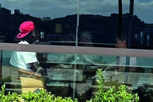 Rafael Leão e Inês Rebelo sentados na esplanada de um dos sítios da moda em Lisboa 